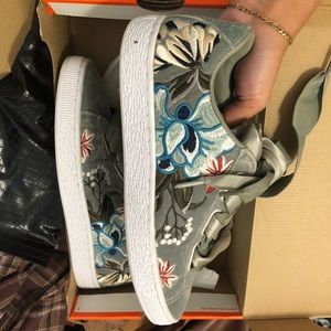 Thick silk lace pumas